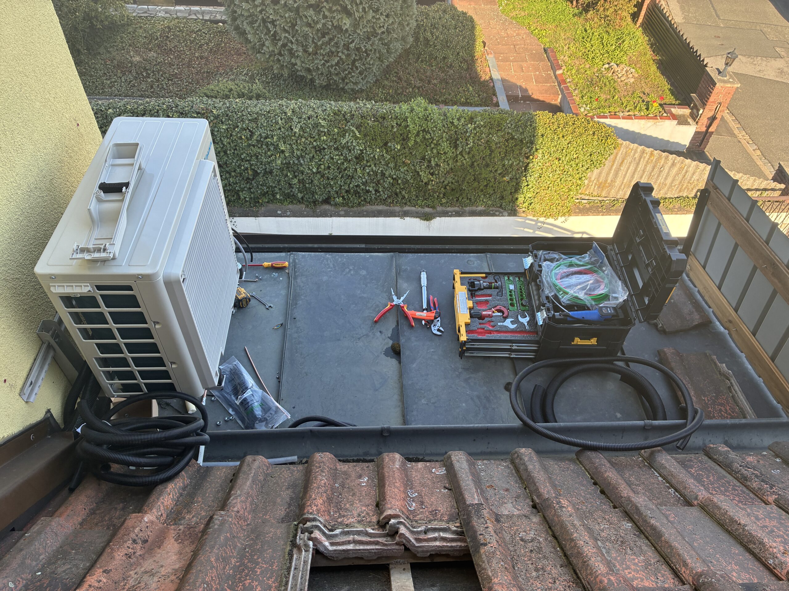 Klimaanlae neben Wohnhaus – Altbauinstallation