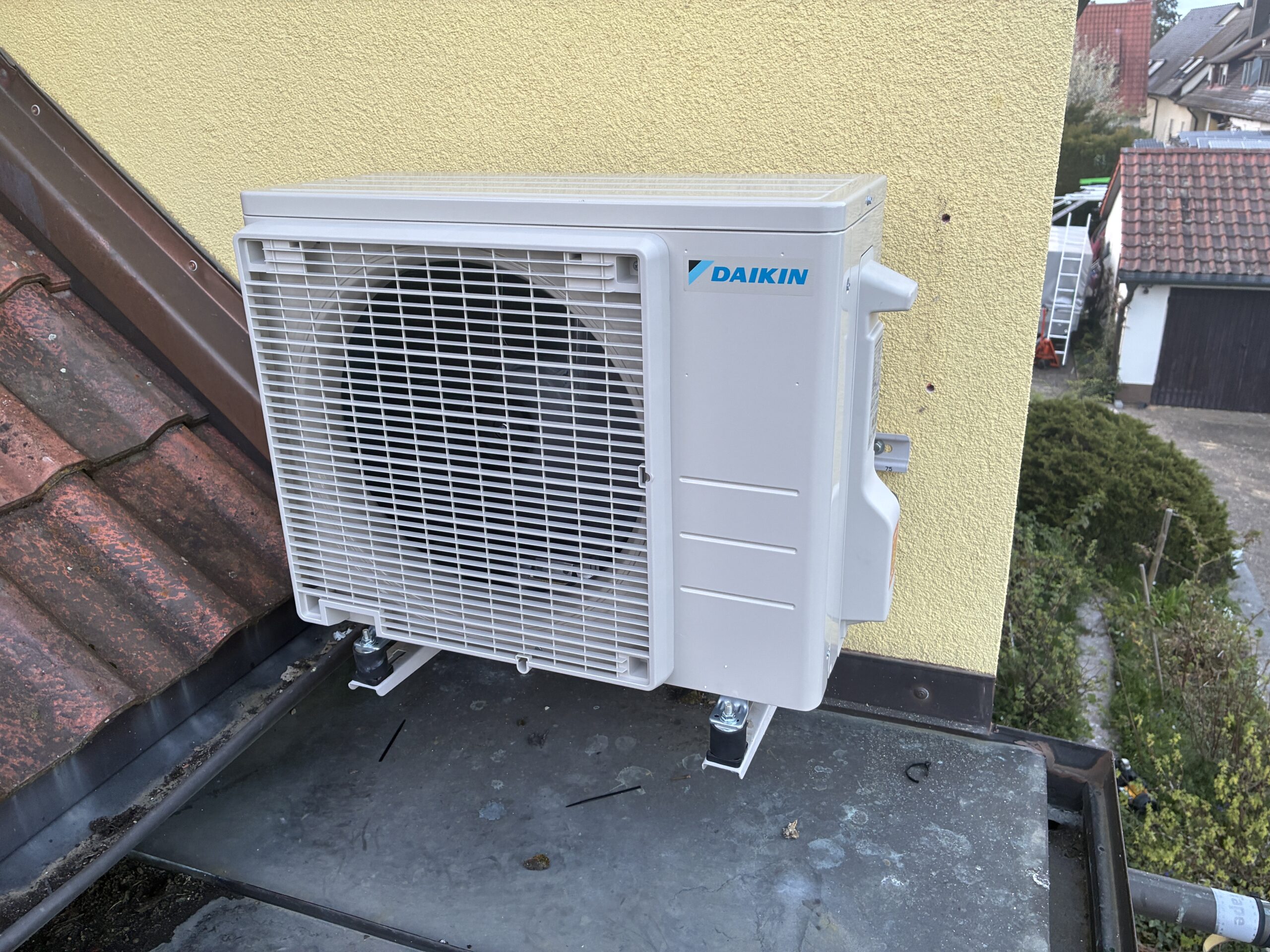 Daikin Außeneinheit einer Wärmepumpe auf Flachdach
