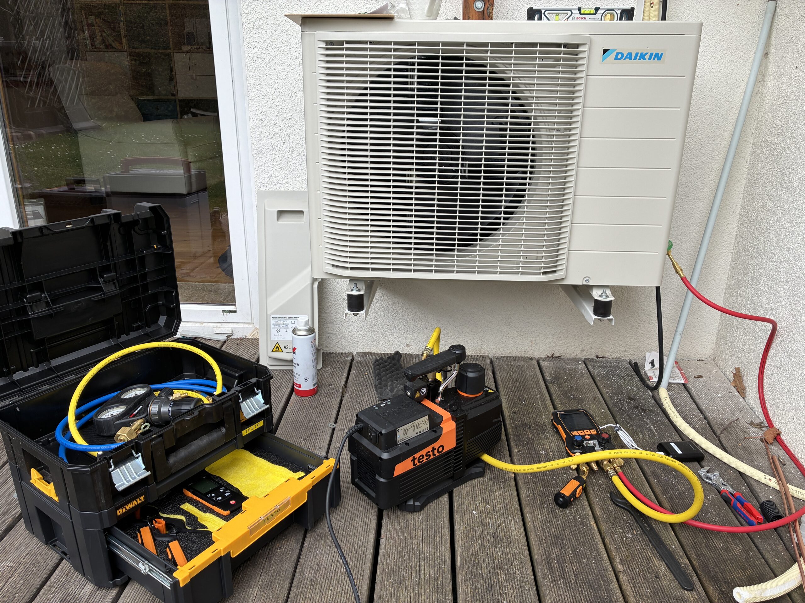 Serviceeinsatz an Wärmepumpe mit Werkzeug und Messgeräten